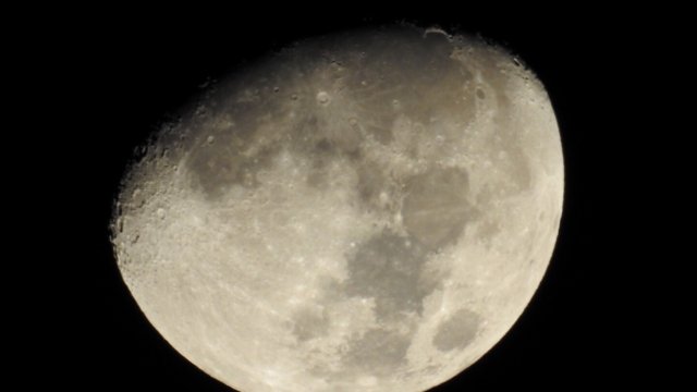 今夜は三脚に載せて月を撮ってみた。Nikon Coolpix P610、楽しすぎる 