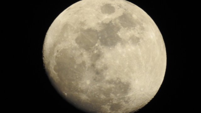今夜は三脚に載せて月を撮ってみた。Nikon Coolpix P610、楽しすぎる 