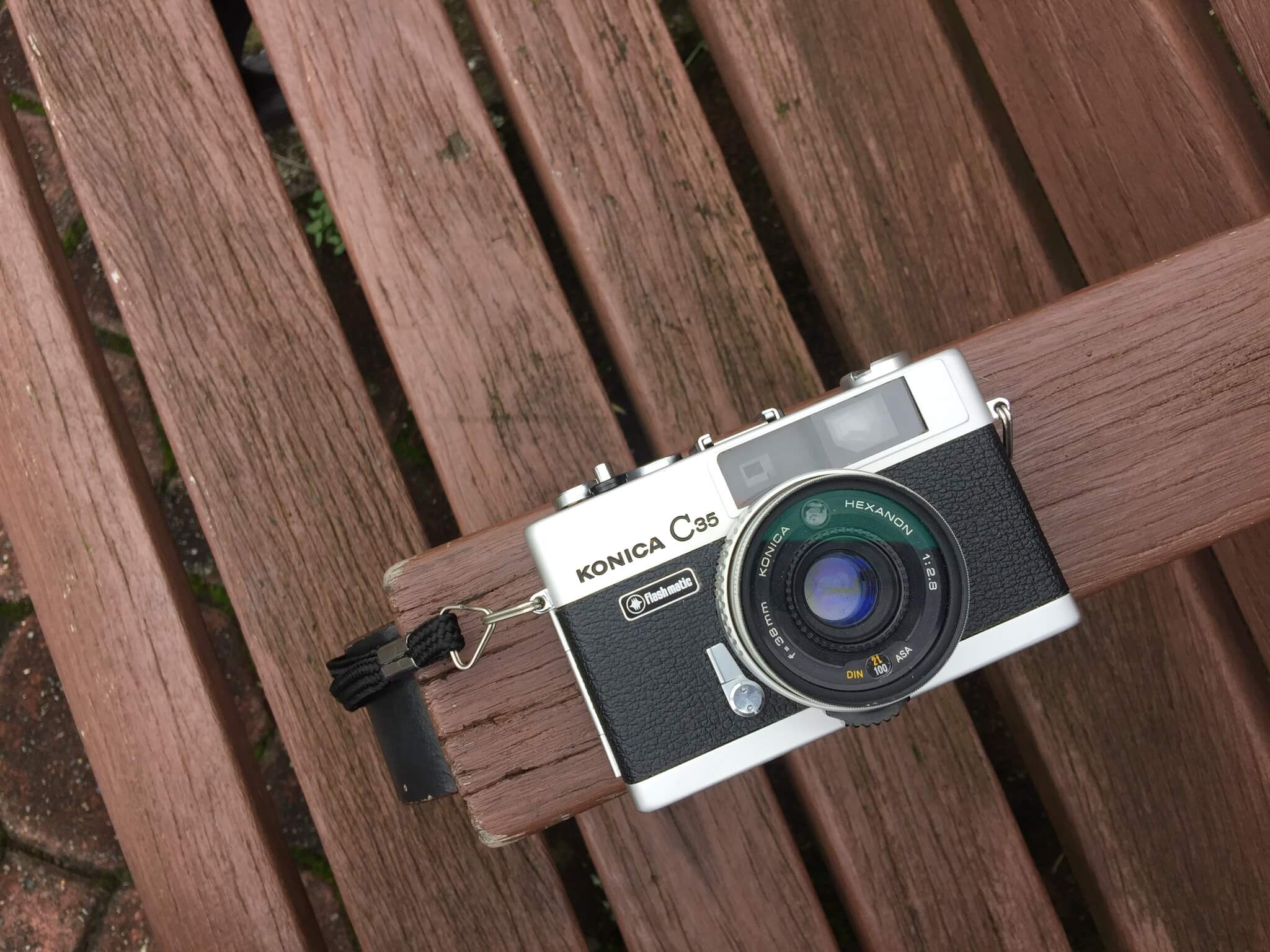カメラ フィルムカメラ コニカKonica C35は、小さくて偉大なレンジファインダー機。｜記憶カメラ