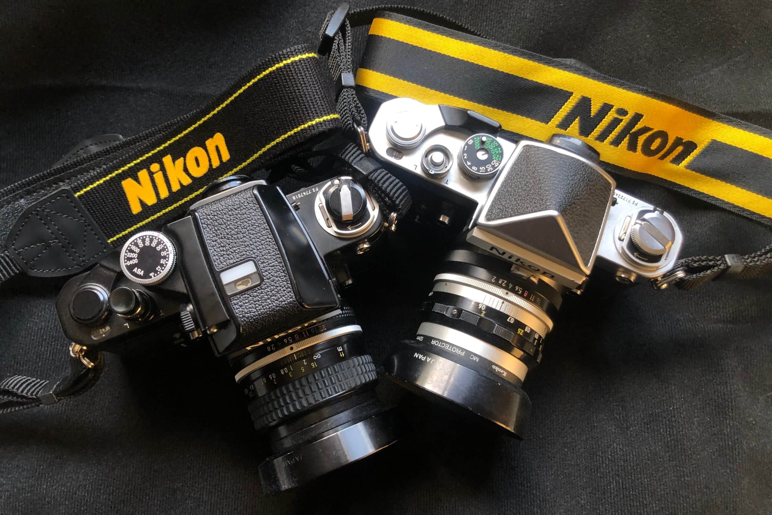 ニコン機だけは「Nikon」とブランド名の入ったストラップをつけるのは 