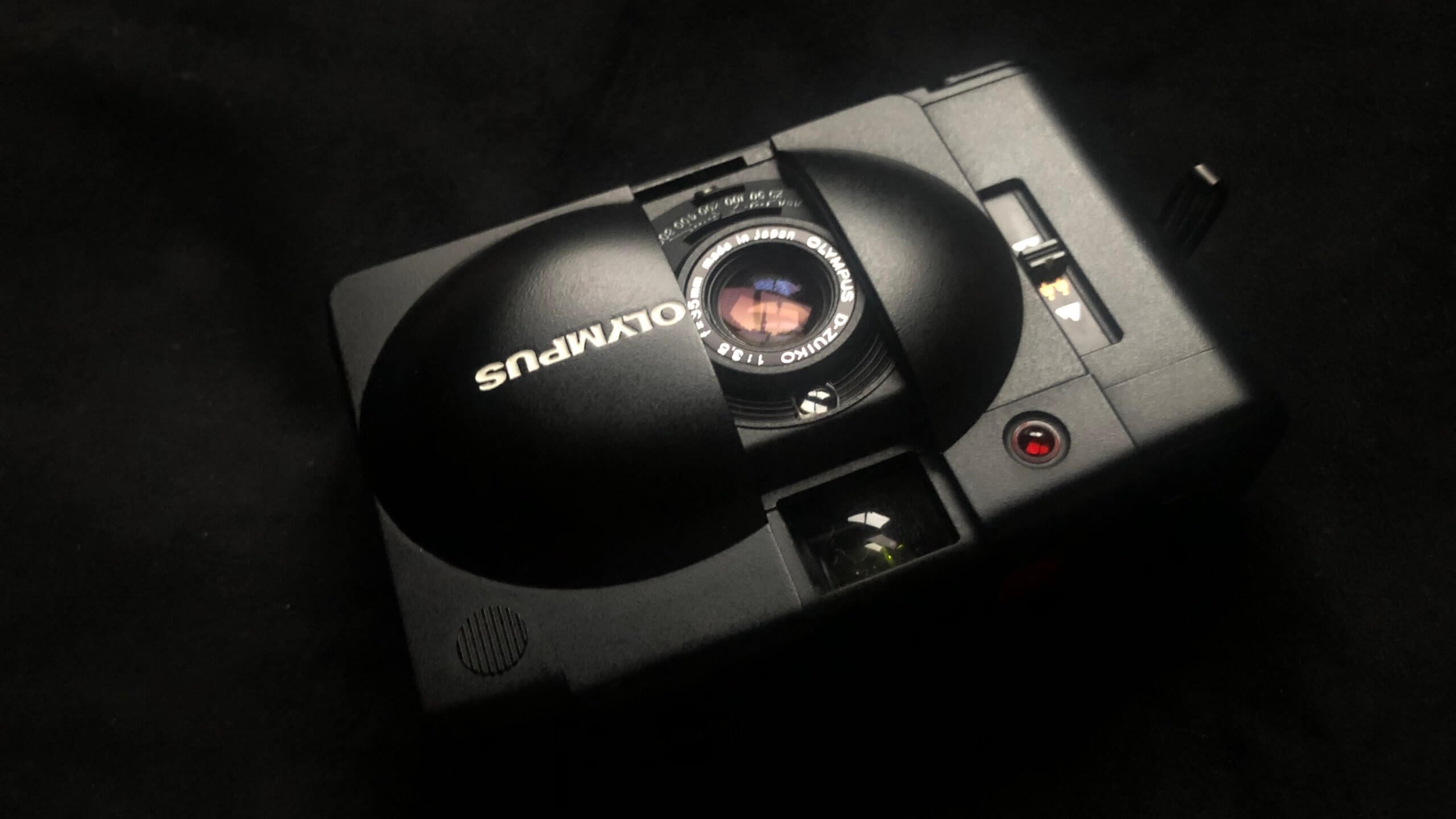 とても40年前のカメラとは思えない、その存在感と輝き。OLYMPUS XA2 