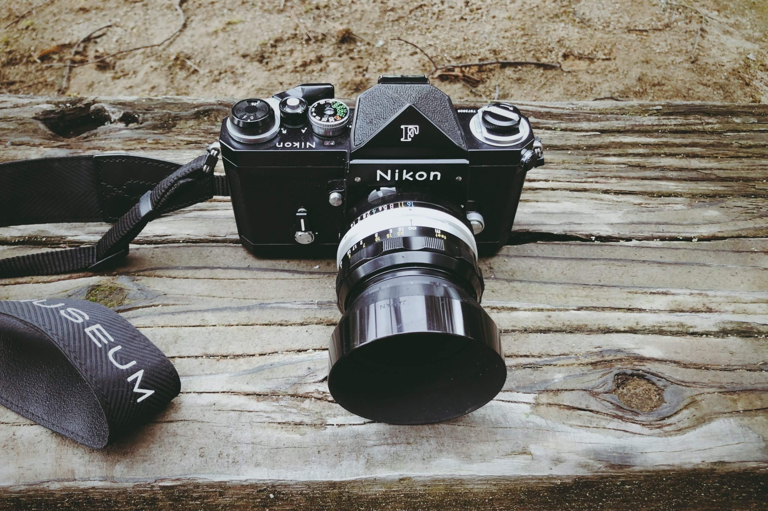 Nikon Fはもっとクタクタに使い倒したほうがカッコいい。｜記憶カメラ