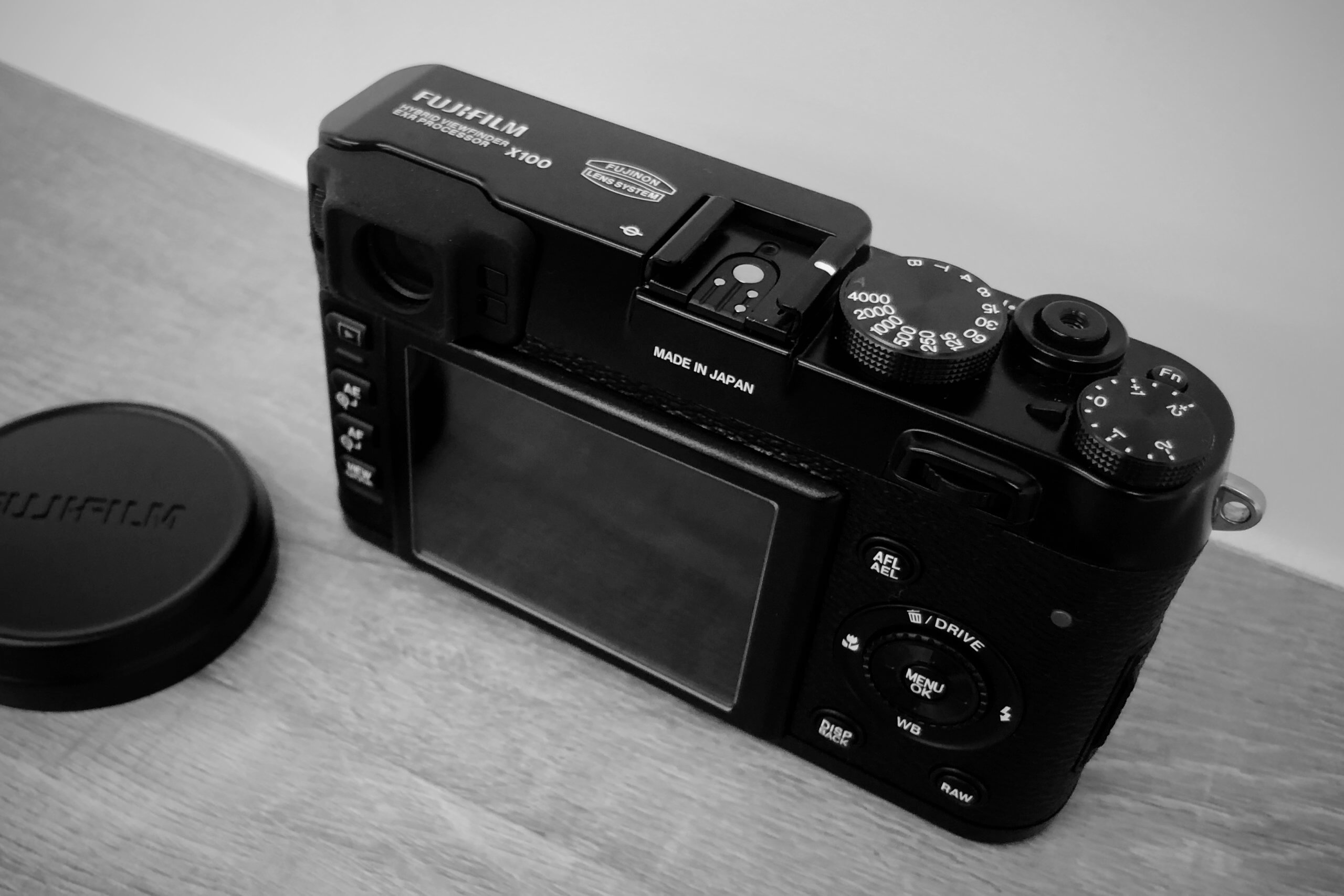FUJIFILM Xシリーズ初代機「X100」リミテッド・エディションの誘惑。｜記憶カメラ