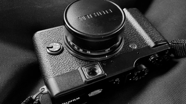 ズームできるコンデジ 、FUJIFILM X10がやって来た。｜記憶カメラ