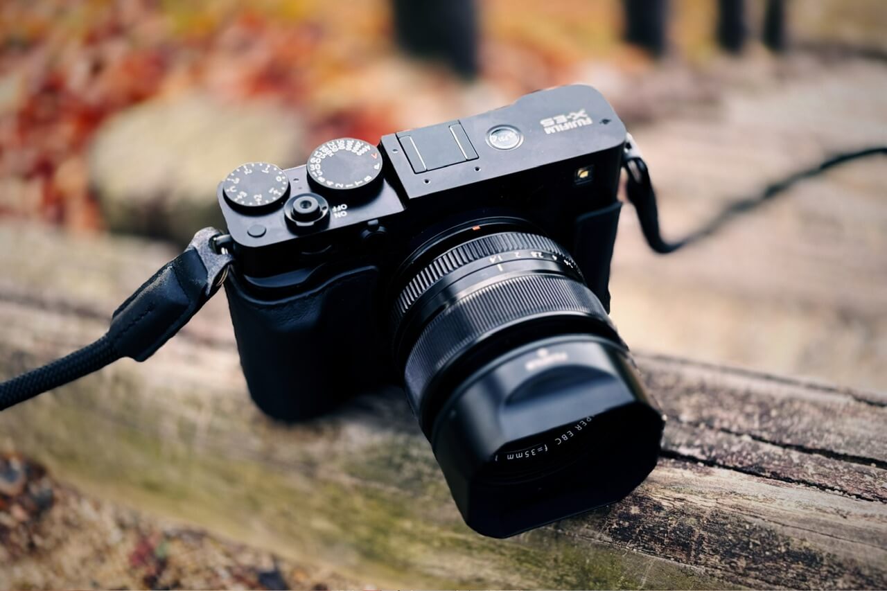 SmallRigのレザーケースをつけて、X-E5が完全体になった気がする